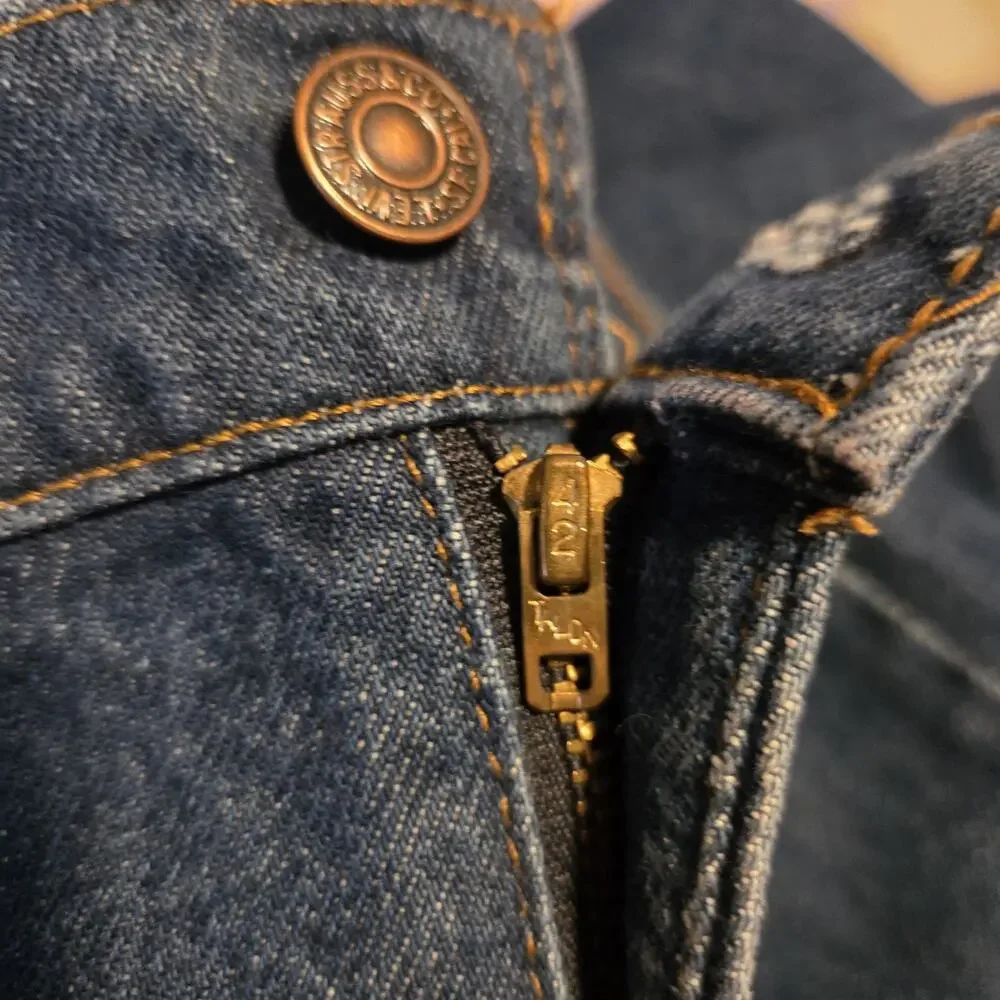 Levis refer measurements